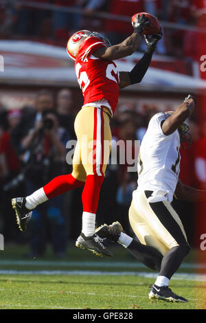 Jan 14, 2012; San Francisco, Ca, USA; San Francisco 49ers cornerback Tarell Braun (25) fängt einen Pass für den New Orleans Saints wide receiver devery Henderson (19) im zweiten Quartal 2011 NFC Teilungsendspielspiel an Leuchter p Stockfoto