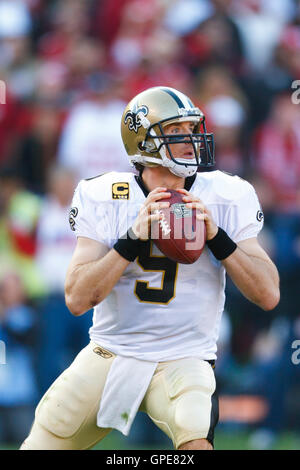 14. Januar 2012; San Francisco, CA, USA; New Orleans Saints quarterback Drew Brees (9) steht in der Tasche gegen die San Francisco 49ers im zweiten Quartal 2011 NFC divisional Playoff-Spiel im Candlestick Park. San Francisco besiegte neue Orle Stockfoto