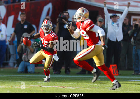 Jan 14, 2012; San Francisco, Ca, USA; San Francisco 49ers cornerback Tarell Braun (25) Nach dem Abfangen pass gegen die New Orleans Saints im zweiten Quartal 2011 NFC Teilungsendspielspiel an Candlestick Park. San Francisco besiegt n Stockfoto