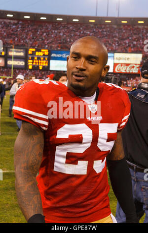 14. Januar 2012; San Francisco, CA, USA; San Francisco 49ers Cornerback Tarell Brown (25) feiert auf dem Feld nach dem 2011 NFC divisional Playoff-Spiel gegen die New Orleans Saints im Candlestick Park. San Francisco besiegt New Orleans 36-32. Stockfoto