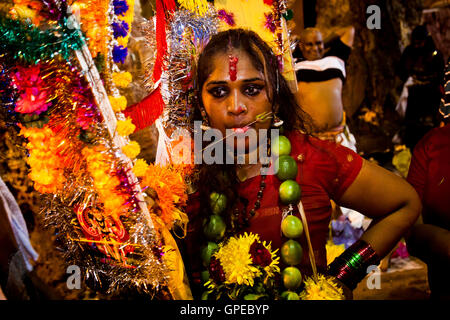 Eine gepiercte Frau auf dem Thaipusam-Festival in Batu Caves, Malaysia. Stockfoto