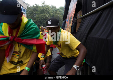 Auf Kensal Straße, die verschiedenen Gruppen der Tänzer auf der Parade am Sonntag, 28. August 2016 bei den 50. Notting Hill Carnival in Westlondon. Ein Fest der Westindischen / Karibik Kultur und Europas größte Straßenparty, Festival und Parade. Nachtschwärmer kommen in hunderttausenden zum Spaß haben, tanzen, trinken und loslassen in die tolle Atmosphäre. Es wird geführt von den Mitgliedern der West-indischen / Karibische Gemeinschaft, besonders die Trinidad und Tobagonian britische Bevölkerung, von denen viele seit den 1950er Jahren in der Gegend gelebt haben. Der Karneval hat in der Vergangenheit und c bis zu 2 Millionen Menschen angezogen. Stockfoto