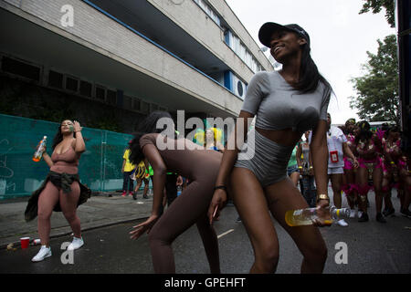 Auf Kensal Straße, die verschiedenen Gruppen der Tänzer auf der Parade am Sonntag, 28. August 2016 bei den 50. Notting Hill Carnival in Westlondon. Ein Fest der Westindischen / Karibik Kultur und Europas größte Straßenparty, Festival und Parade. Nachtschwärmer kommen in hunderttausenden zum Spaß haben, tanzen, trinken und loslassen in die tolle Atmosphäre. Es wird geführt von den Mitgliedern der West-indischen / Karibische Gemeinschaft, besonders die Trinidad und Tobagonian britische Bevölkerung, von denen viele seit den 1950er Jahren in der Gegend gelebt haben. Der Karneval hat in der Vergangenheit und c bis zu 2 Millionen Menschen angezogen. Stockfoto