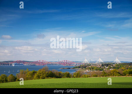 Mit Blick auf die Forth Bridge und Kreuzfahrtschiff aus der Fife Coastal Path nahe Dalgety Bay. Stockfoto