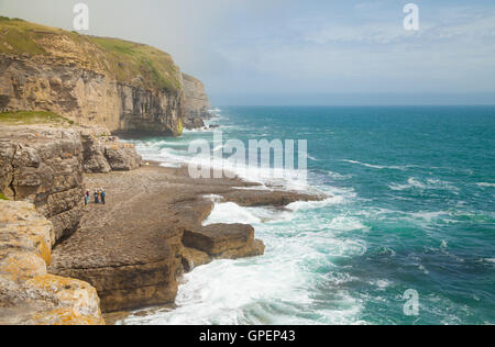 Wellen brechen sich am Dancing Ledge auf der Isle of Purbeck Dorset. Stockfoto