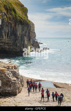 Schülerinnen und Schüler auf den Weg um zu Coasteering on Dancing Ledge Dorset zu tun. Stockfoto