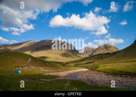 Wild campen direkt am Fluss in Glen Etive, Highlands Schottland. Stockfoto