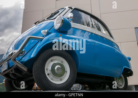 Schenna, Italien - Juni 03, 2016: Ein blau-weißen BMW Isetta im niedrigen Winkel als Werbung für die Südtirol classic Rallye ich anzeigen Stockfoto