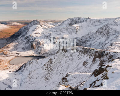 Snowdonia-Nationalpark im Winter - Tryfan und die Glyders betrachtet von Y Garn. Llyn Idwal auch sichtbar. Stockfoto