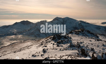 Eine winterliche Snowdon-massiv, oben eine Wolke Inversion von benachbarten Glyder Fawr, Snowdonia National Park, North Wales gesehen Stockfoto