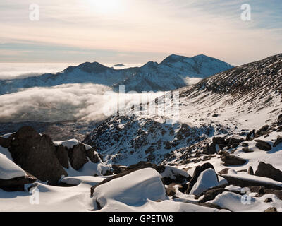 Eine winterliche Snowdon oben eine Wolke Inversion aus der benachbarten Glyder Fach, Snowdonia-Nationalpark, Wales gesehen Stockfoto