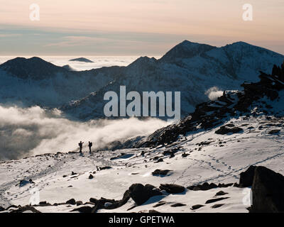 Eine winterliche Snowdon über eine Cloud Inversion von Glyder Fach im benachbarten Glyderau Strecke der Berge gesehen, Snowdonia National Park Stockfoto