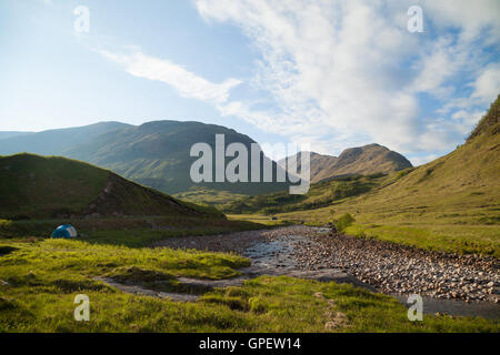 Wild campen direkt am Fluss in Glen Etive, Highlands Schottland. Stockfoto