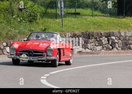 Schenna, Italien - 8. Juli 2016: Daimler-Benz 300 SL Roadster auf Scena Straße in Richtung Schenna Dorf Stockfoto