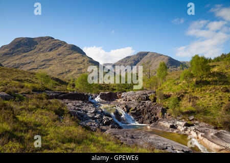 Fuß den Fluss Allt a'Chaorainn in der Nähe von Glen Etive klettern die Corbett Beinn Mhic Chasgaig (aus der Sicht in diesem Bild) Stockfoto