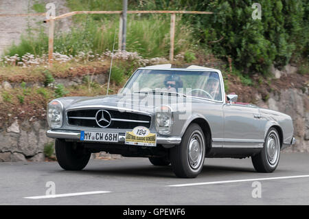 Schenna, Italien - 8. Juli 2016: Mercedes Benz 280 SL Pagode Scena unterwegs in Richtung des Dorfes Stockfoto