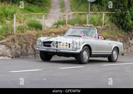 Schenna, Italien - 8. Juli 2016: Mercedes Benz 280 SL Scena Straße in Richtung Schenna Dorf Stockfoto