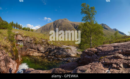 Blick auf Buachaille Etive Mor aus dem Fluss Allt a'Chaorainn, Glen Etive, Schottland. Stockfoto
