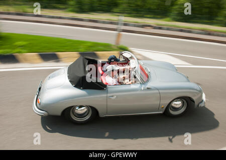 Schenna, Italien - 8. Juli 2016: Porsche 356 A Cabrio unterwegs in Richtung des Dorfes Schenna Scena Stockfoto