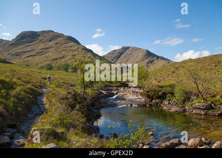 Fuß den Fluss Allt a'Chaorainn aus Glen Etive klettern die Corbett Beinn Mhic Chasgaig (aus der Sicht in diesem Bild) Stockfoto