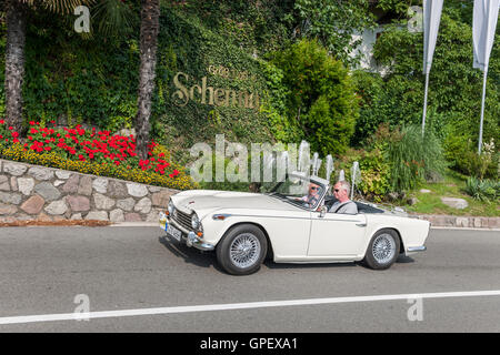 Schenna, Italien - 8. Juli 2016: Triumph TR 4A Schenna Straße in Richtung Schenna Dorf Stockfoto