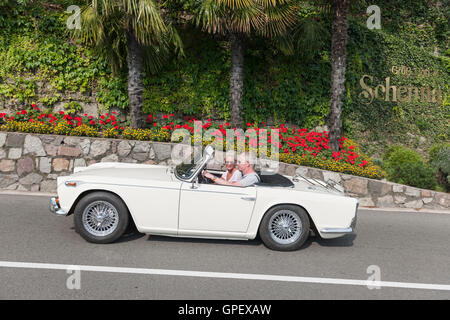 Schenna, Italien - 8. Juli 2016: Triumph TR 4A Schenna Straße in Richtung Schenna Dorf Stockfoto