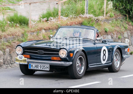 Schenna, Italien - 8. Juli 2016: Triumph TR6 Schenna Straße in Richtung Schenna Dorf Stockfoto