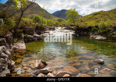 Fuß den Fluss Allt a'Chaorainn in der Nähe von Glen Etive klettern die Corbett Beinn Mhic Chasgaig (aus der Sicht in diesem Bild) Stockfoto