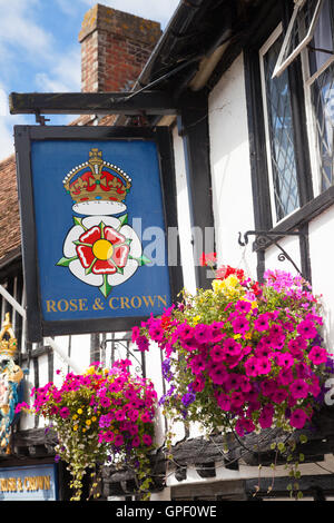 Rose und Krone Pub unterzeichnen in Salisbury England. Stockfoto