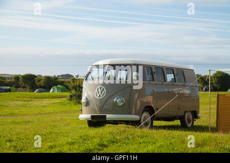 Ein VW Wohnmobil und Zelt in einem englischen Campingplatz. Stockfoto