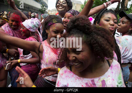 Auf Kensal Straße, die verschiedenen Gruppen der Tänzer auf der Parade am Sonntag, 28. August 2016 bei den 50. Notting Hill Carnival in Westlondon. Ein Fest der Westindischen / Karibik Kultur und Europas größte Straßenparty, Festival und Parade. Nachtschwärmer kommen in hunderttausenden zum Spaß haben, tanzen, trinken und loslassen in die tolle Atmosphäre. Es wird geführt von den Mitgliedern der West-indischen / Karibische Gemeinschaft, besonders die Trinidad und Tobagonian britische Bevölkerung, von denen viele seit den 1950er Jahren in der Gegend gelebt haben. Der Karneval hat in der Vergangenheit und c bis zu 2 Millionen Menschen angezogen. Stockfoto