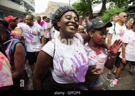 Auf Kensal Straße, die verschiedenen Gruppen der Tänzer auf der Parade am Sonntag, 28. August 2016 bei den 50. Notting Hill Carnival in Westlondon. Ein Fest der Westindischen / Karibik Kultur und Europas größte Straßenparty, Festival und Parade. Nachtschwärmer kommen in hunderttausenden zum Spaß haben, tanzen, trinken und loslassen in die tolle Atmosphäre. Es wird geführt von den Mitgliedern der West-indischen / Karibische Gemeinschaft, besonders die Trinidad und Tobagonian britische Bevölkerung, von denen viele seit den 1950er Jahren in der Gegend gelebt haben. Der Karneval hat in der Vergangenheit und c bis zu 2 Millionen Menschen angezogen. Stockfoto