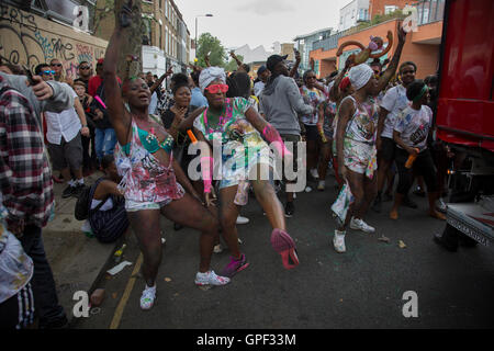 Auf Kensal Straße, die verschiedenen Gruppen der Tänzer auf der Parade am Sonntag, 28. August 2016 bei den 50. Notting Hill Carnival in Westlondon. Ein Fest der Westindischen / Karibik Kultur und Europas größte Straßenparty, Festival und Parade. Nachtschwärmer kommen in hunderttausenden zum Spaß haben, tanzen, trinken und loslassen in die tolle Atmosphäre. Es wird geführt von den Mitgliedern der West-indischen / Karibische Gemeinschaft, besonders die Trinidad und Tobagonian britische Bevölkerung, von denen viele seit den 1950er Jahren in der Gegend gelebt haben. Der Karneval hat in der Vergangenheit und c bis zu 2 Millionen Menschen angezogen. Stockfoto