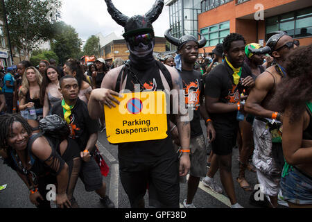 Auf Kensal Straße, die verschiedenen Gruppen der Tänzer auf der Parade am Sonntag, 28. August 2016 bei den 50. Notting Hill Carnival in Westlondon. Ein Fest der Westindischen / Karibik Kultur und Europas größte Straßenparty, Festival und Parade. Nachtschwärmer kommen in hunderttausenden zum Spaß haben, tanzen, trinken und loslassen in die tolle Atmosphäre. Es wird geführt von den Mitgliedern der West-indischen / Karibische Gemeinschaft, besonders die Trinidad und Tobagonian britische Bevölkerung, von denen viele seit den 1950er Jahren in der Gegend gelebt haben. Der Karneval hat in der Vergangenheit und c bis zu 2 Millionen Menschen angezogen. Stockfoto