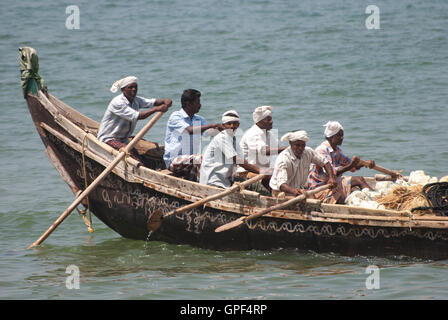 Fischer am Lighthouse Beach, Kerala, Indien. Stockfoto