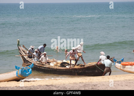 Fischer am Lighthouse Beach, Kerala, Indien. Stockfoto