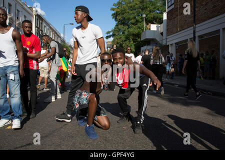 Abendlicht an der Westbourne Park Road auf Sonntag, 28. August 2016 bei den 50. Notting Hill Carnival in Westlondon. Ein Fest der Westindischen / Karibik Kultur und Europas größte Straßenparty, Festival und Parade. Nachtschwärmer kommen in hunderttausenden zum Spaß haben, tanzen, trinken und loslassen in die tolle Atmosphäre. Es wird geführt von den Mitgliedern der West-indischen / Karibische Gemeinschaft, besonders die Trinidad und Tobagonian britische Bevölkerung, von denen viele seit den 1950er Jahren in der Gegend gelebt haben. Der Karneval hat in der Vergangenheit und eine Parade im Zentrum bis zu 2 Millionen Menschen angezogen. Stockfoto