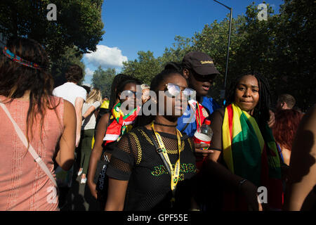 Abendlicht an der Westbourne Park Road auf Sonntag, 28. August 2016 bei den 50. Notting Hill Carnival in Westlondon. Ein Fest der Westindischen / Karibik Kultur und Europas größte Straßenparty, Festival und Parade. Nachtschwärmer kommen in hunderttausenden zum Spaß haben, tanzen, trinken und loslassen in die tolle Atmosphäre. Es wird geführt von den Mitgliedern der West-indischen / Karibische Gemeinschaft, besonders die Trinidad und Tobagonian britische Bevölkerung, von denen viele seit den 1950er Jahren in der Gegend gelebt haben. Der Karneval hat in der Vergangenheit und eine Parade im Zentrum bis zu 2 Millionen Menschen angezogen. Stockfoto