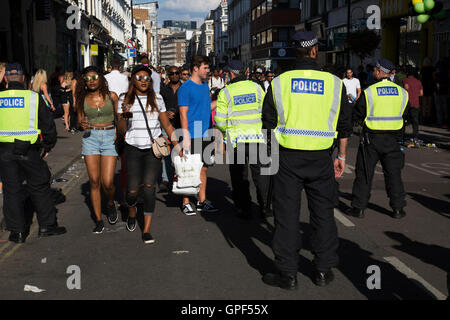 Polizeipräsenz auf Westbourne Grove auf Sonntag, 28. August 2016 bei den 50. Notting Hill Carnival in Westlondon. Ein Fest der Westindischen / Karibik Kultur und Europas größte Straßenparty, Festival und Parade. Nachtschwärmer kommen in hunderttausenden zum Spaß haben, tanzen, trinken und loslassen in die tolle Atmosphäre. Es wird geführt von den Mitgliedern der West-indischen / Karibische Gemeinschaft, besonders die Trinidad und Tobagonian britische Bevölkerung, von denen viele seit den 1950er Jahren in der Gegend gelebt haben. Der Karneval hat in der Vergangenheit und Zentren auf eine Parade-o bis zu 2 Millionen Menschen angezogen. Stockfoto