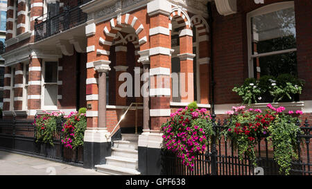 Mansion Block roten Backsteingebäude in VIctoria London SW1 Stockfoto