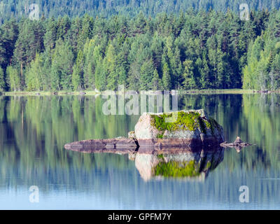 Steinen in ruhiger See, Schweden Stockfoto