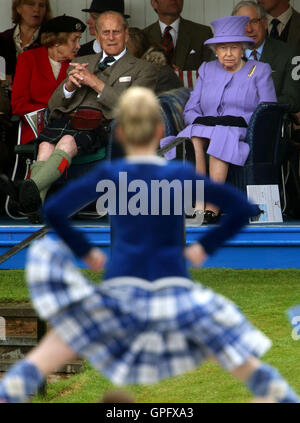 Königin Elizabeth II., begleitet von der Duke of Edinburgh, beobachtet Highland Dancers besucht sie die Braemar Royal Highland Raffung an der Princess Royal und Duke of Fife Memorial Park, Braemar. Stockfoto