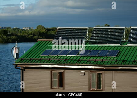 Solare Wasser-Heizung und Batterie. Windkraftanlage auf dem Dach Stockfoto