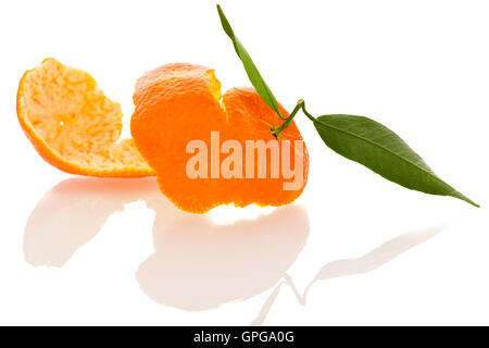 Spirale Schale orange Mandarin Zitrusfrüchte mit grünen Blätter isoliert auf weißem Hintergrund. Stockfoto