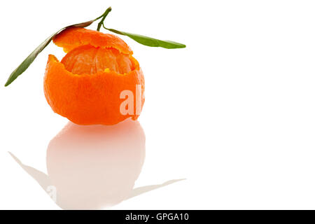 Spirale Schale der orange Mandarin mit grünen Blätter und ein Stück von Citrusfrüchten isoliert. Leckere süße natürlichen Vitaminen. Stockfoto