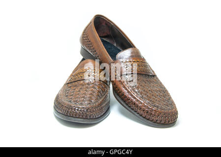 Braun, handgemachte Lederschuhe, isoliert auf weißem Hintergrund. Stockfoto