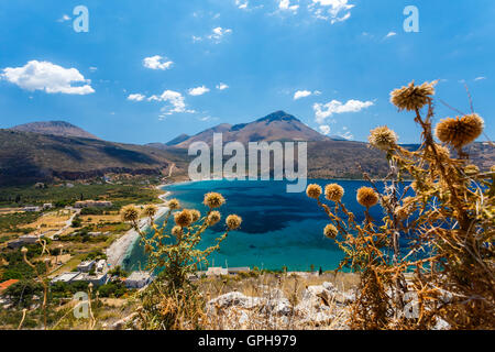 Panoramablick auf Neo Itilo Bucht präsentiert die lebendigen Farben der griechischen Seestücke, befindet sich im südlichen Peloponnes, Mani, Lakonia Stockfoto