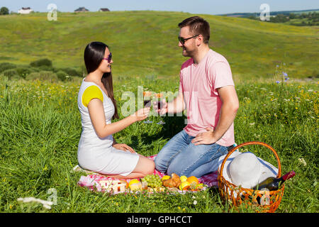 Junges Paar Wein trinken Stockfoto