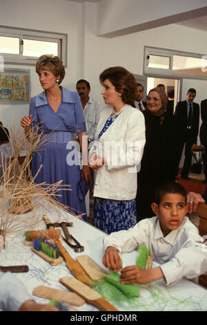 Prinzessin Diana von Wales, bei einem Besuch in Ägypten im Jahr 1992, besucht eine Wohltätigkeitsorganisation mit Suzanne Mubarak. Stockfoto