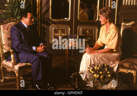 Prinzessin Diana von Wales, bei einem Besuch in Ägypten im Jahr 1992, trifft sich der ägyptische Präsident Hosni Mubarak. Stockfoto